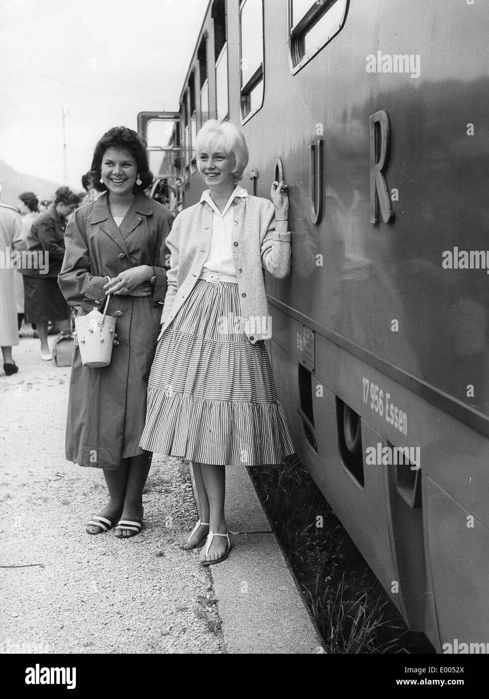 Junge Frauen in den Zug, 1958 Stockfoto