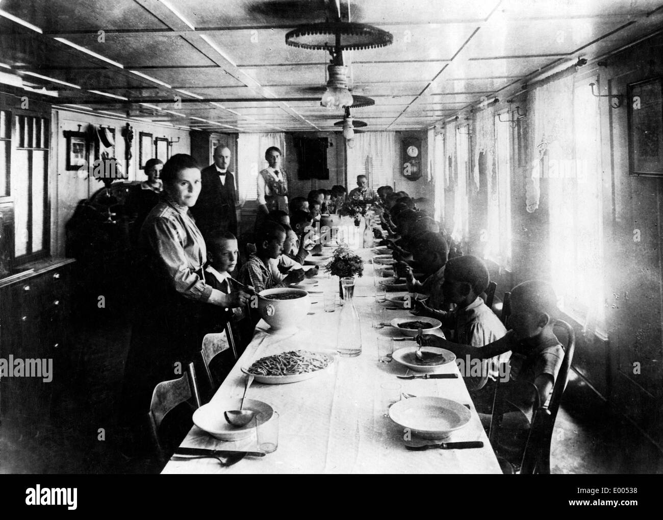 Catering für Wiener Kinder in einem österreichischen Gasthaus, 1917 Stockfoto