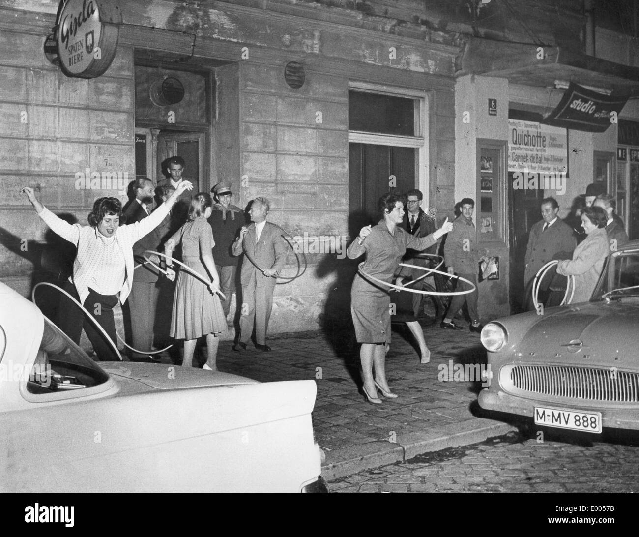 Hula Hoop-Begeisterung in München, 1958 Stockfoto