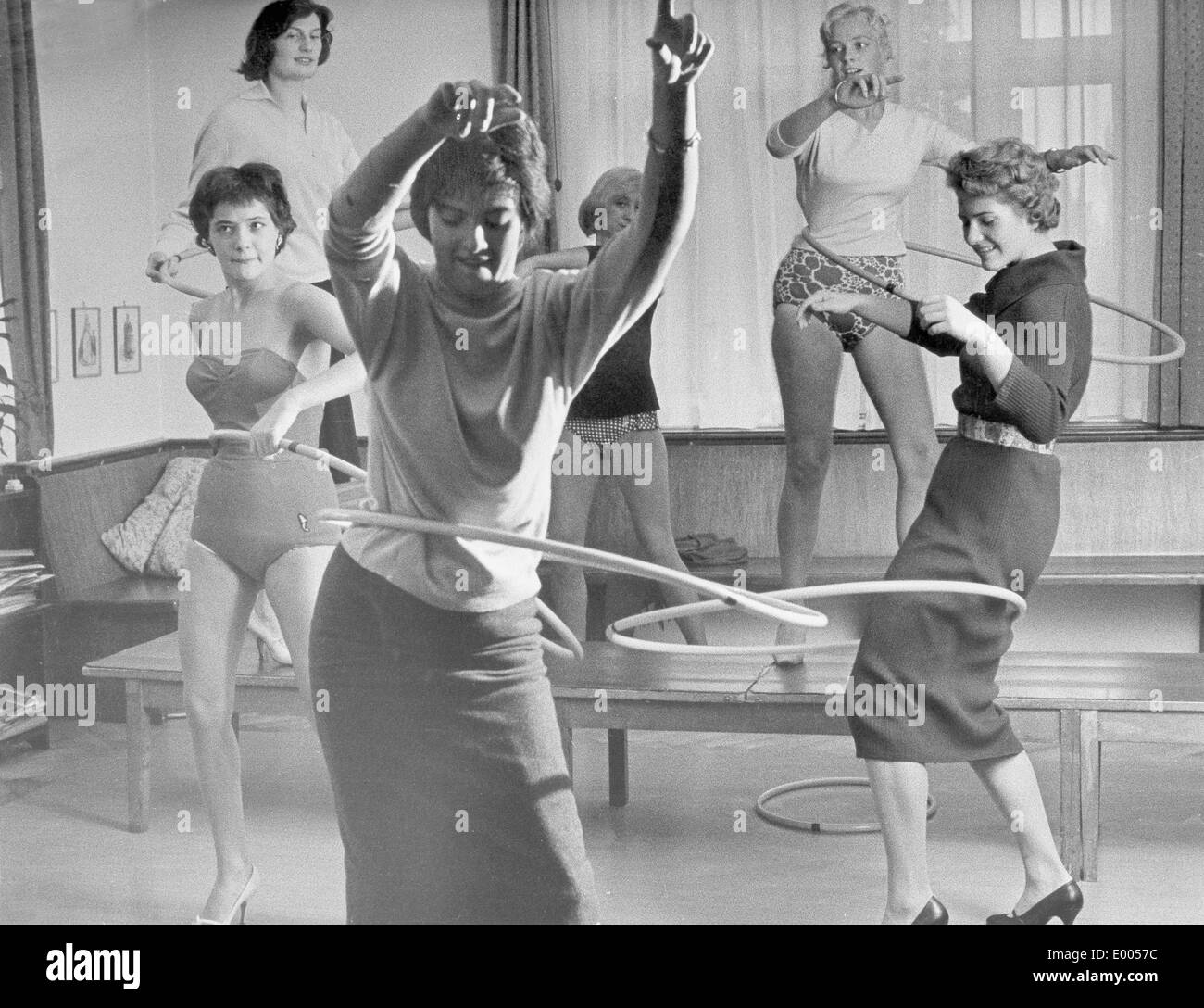 Hula Hoop-Manie, 1958 Stockfoto