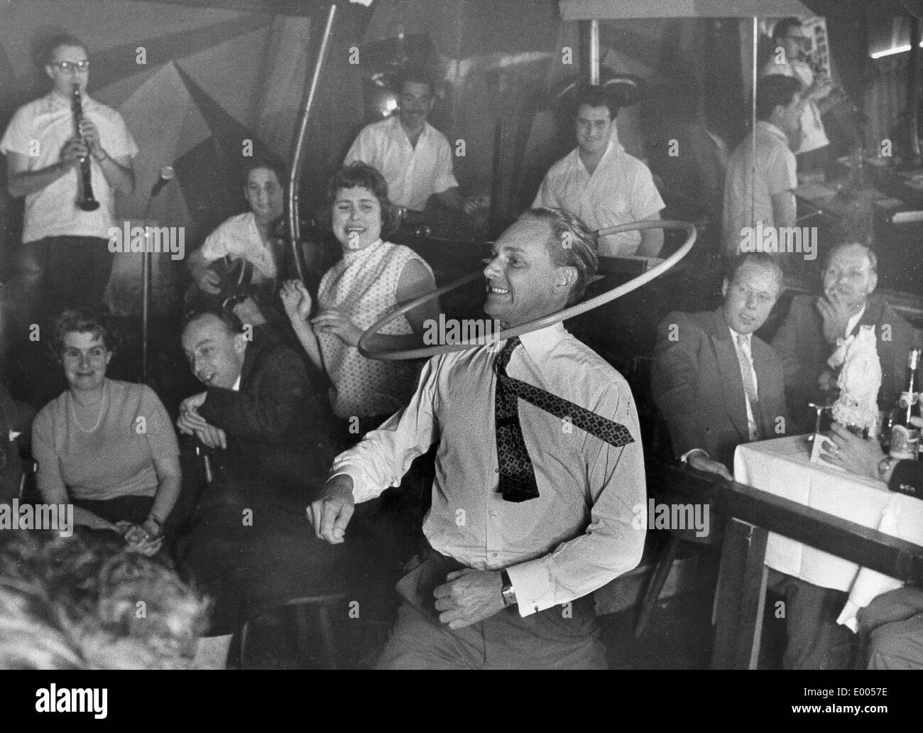 Hula Hoop-Begeisterung in München, 1958 Stockfoto