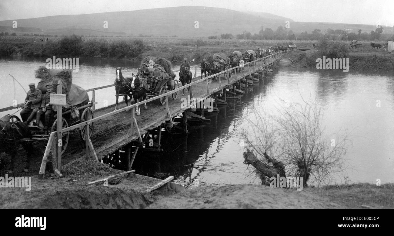 Österreichisch-ungarischen Truppen an einen Fluss überqueren, 1916 Stockfoto