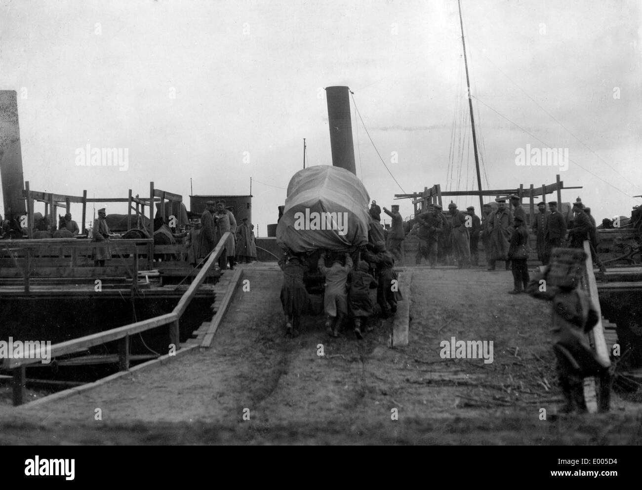 Soldaten schieben Planwagen, 1916 Stockfoto