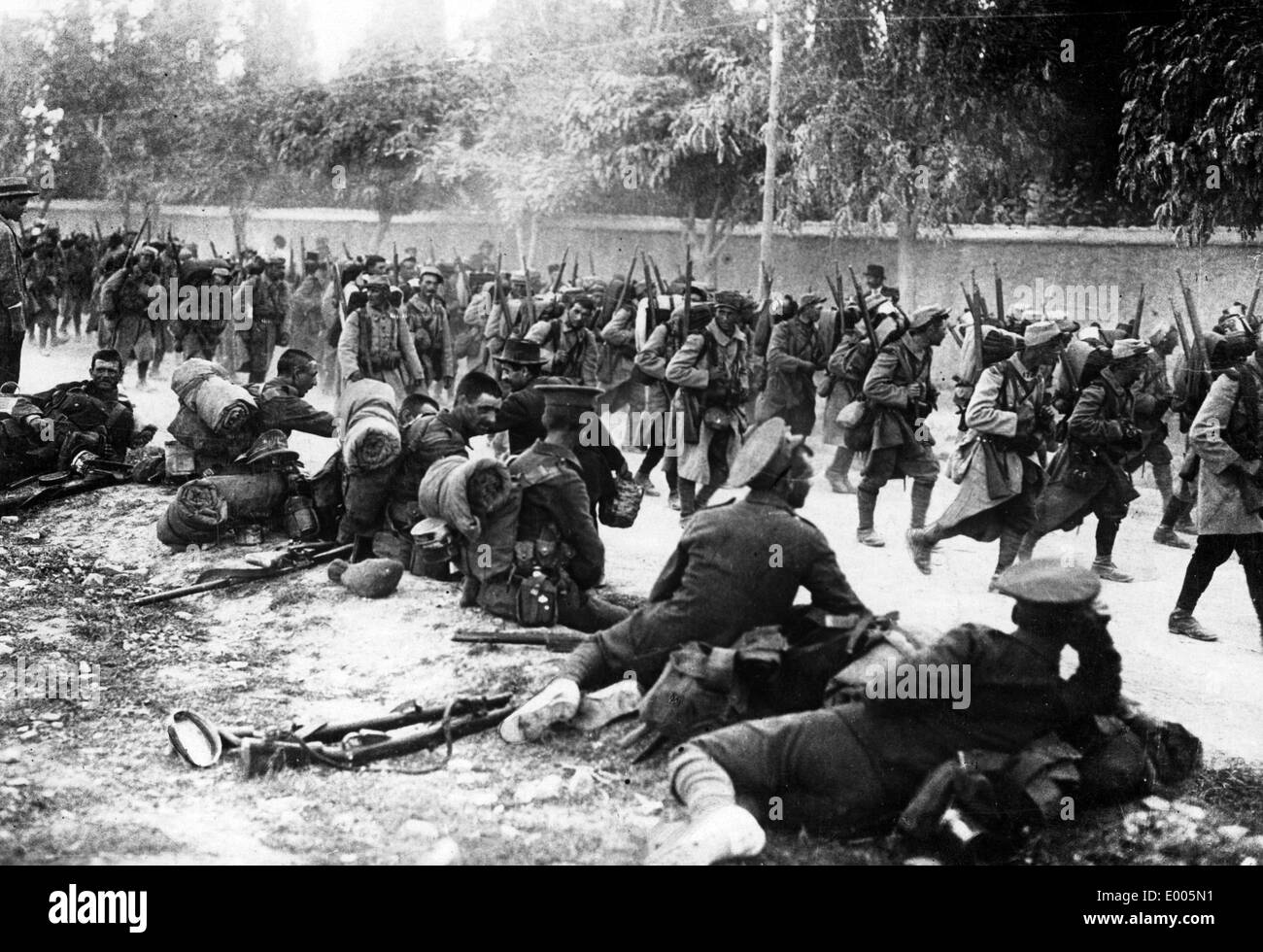 Französische Truppen Vorbeimarsch ruhenden britische Soldaten, 1915 Stockfoto