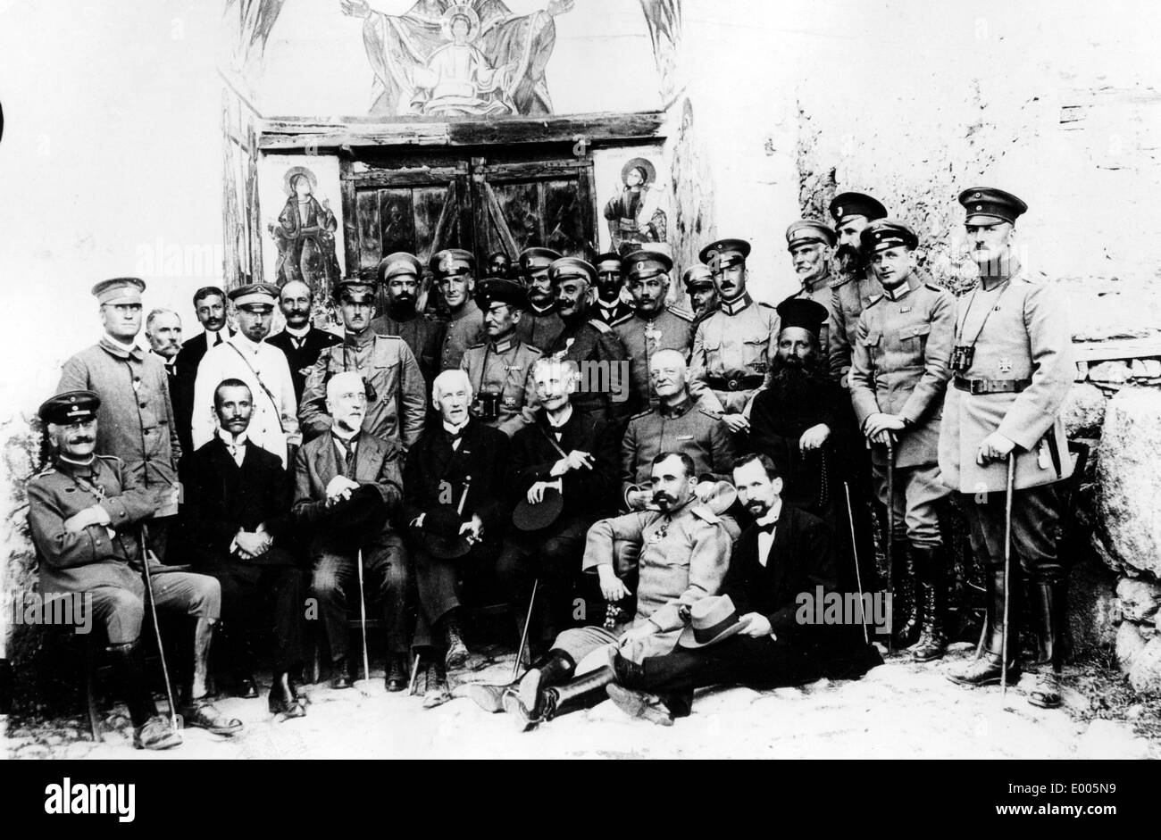 Bulgaren und deutschen in den Hof des Klosters Treskavac, 1917 Stockfoto