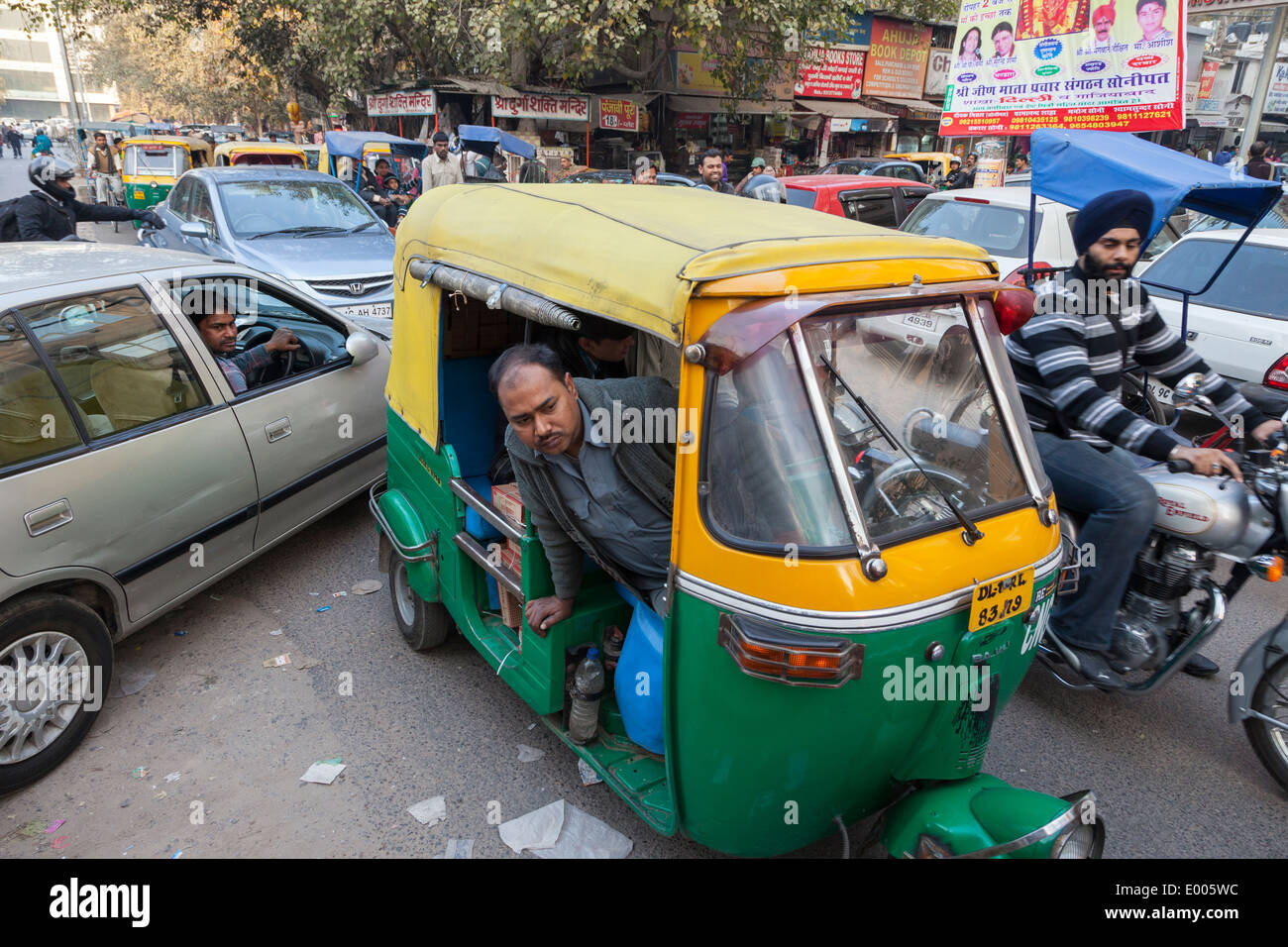 Neu-Delhi, Indien. Fahrzeug- und Fußgänger-Verkehr auf einer belebten Straße der Innenstadt. Stockfoto