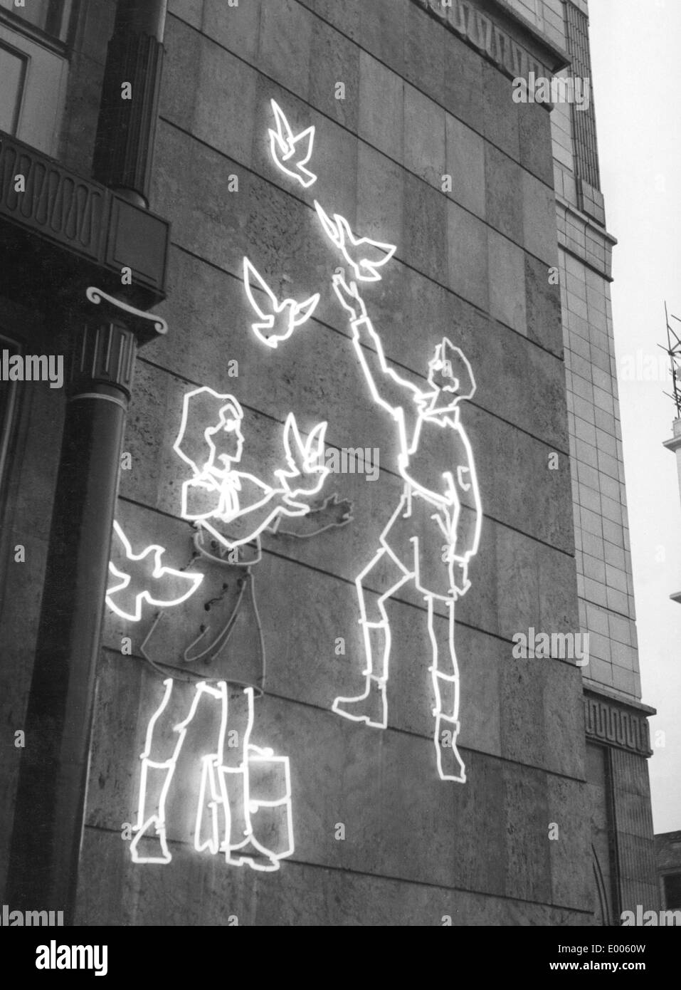 Fassade des "Haus der Kinder" in der Stalinallee, 1955 Stockfoto