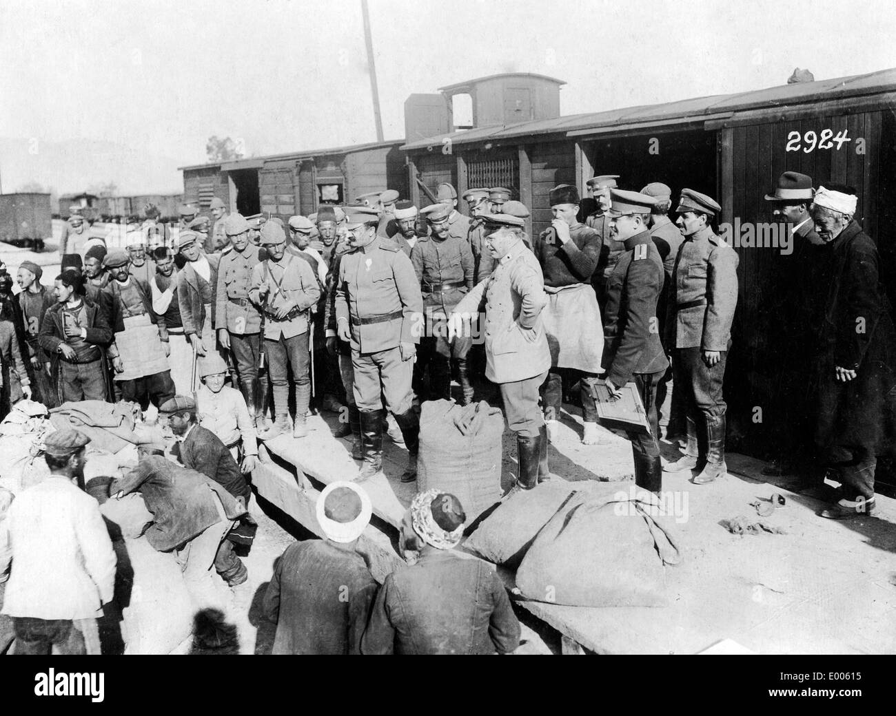 Deutsche und Bulgaren am Bahnhof in Drama, 1917 Stockfoto