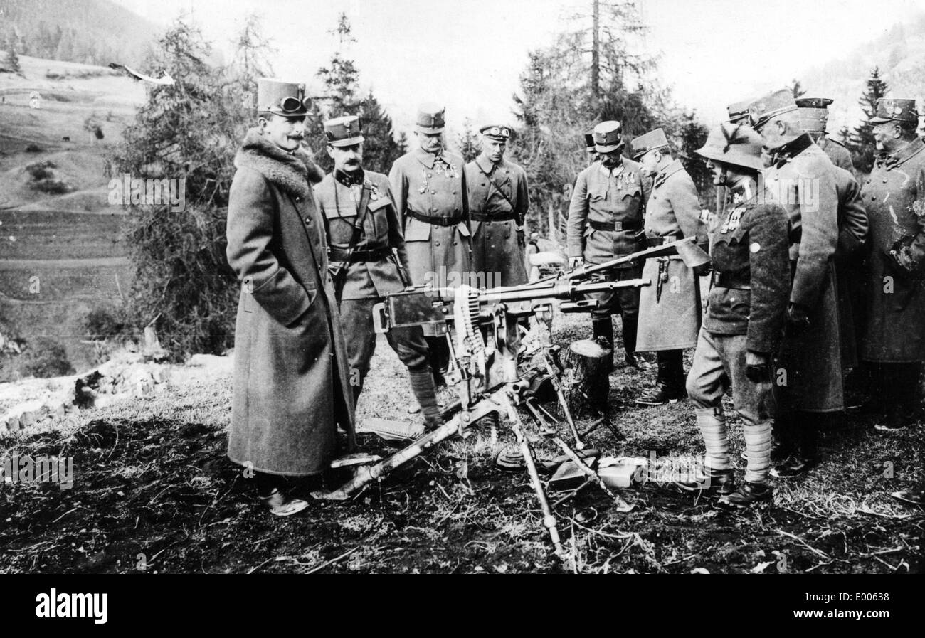 Kaiser Karl ich inspiziert ein erbeuteten Maschinengewehr, 1917 Stockfoto