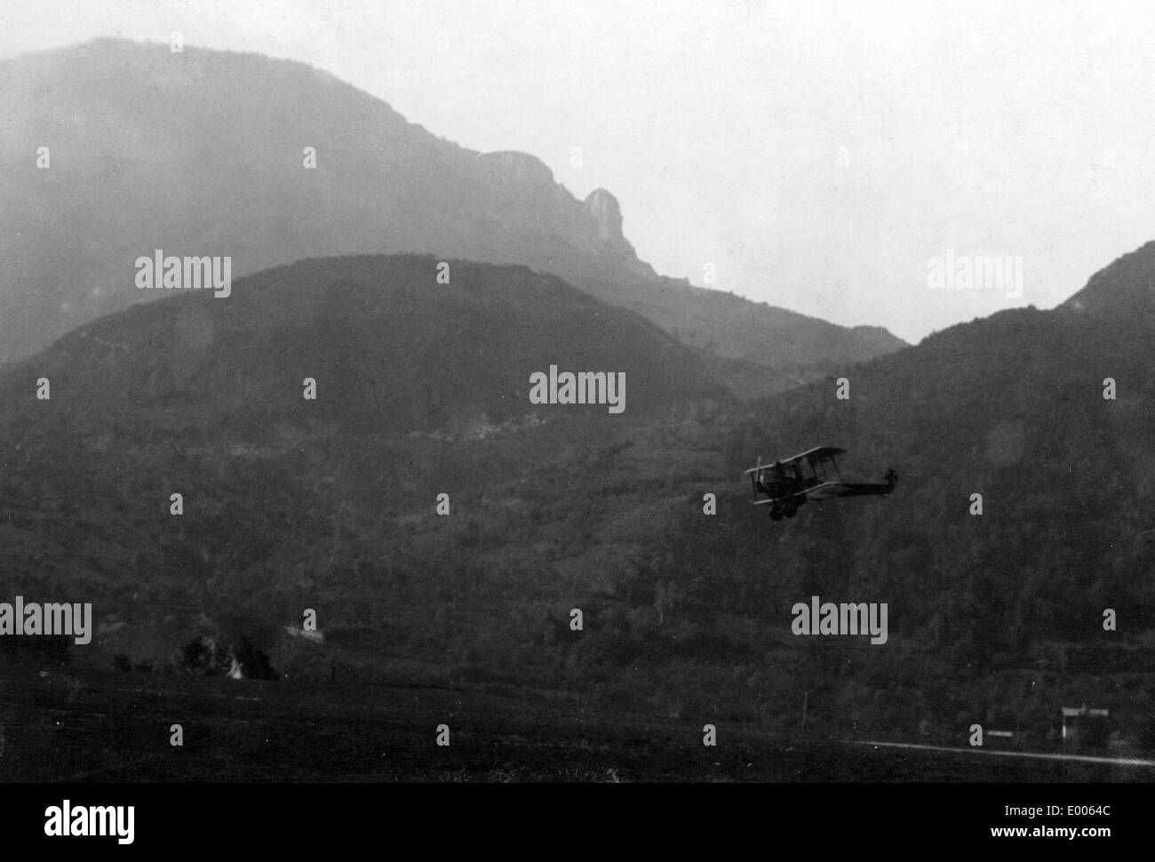 Annäherung an Flugzeug der österreichischen Luftwaffe an der Front in Italien Stockfoto