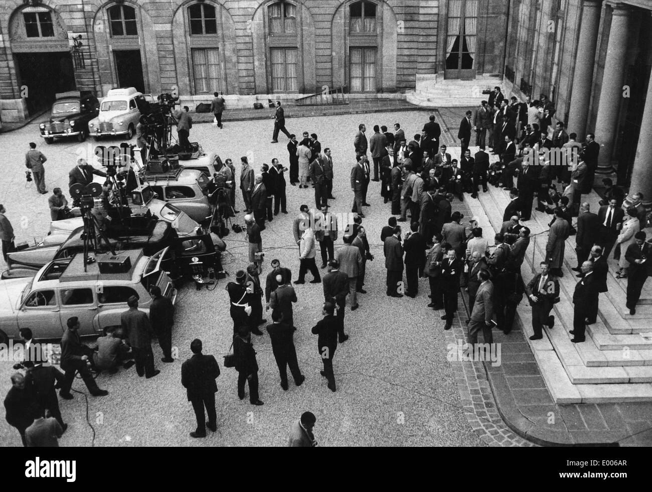 Medienvertreterinnen und Medienvertreter in Paris wartet auf den Amtsantritt von de Gaulle 1958 Stockfoto