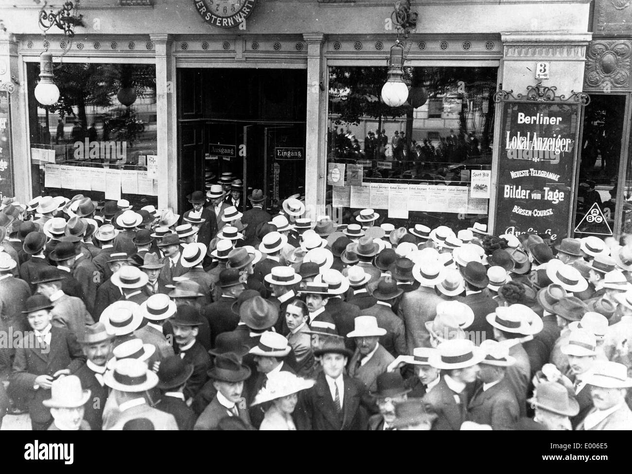 Das Posten von Nachrichten in Berlin, 1914 Stockfoto