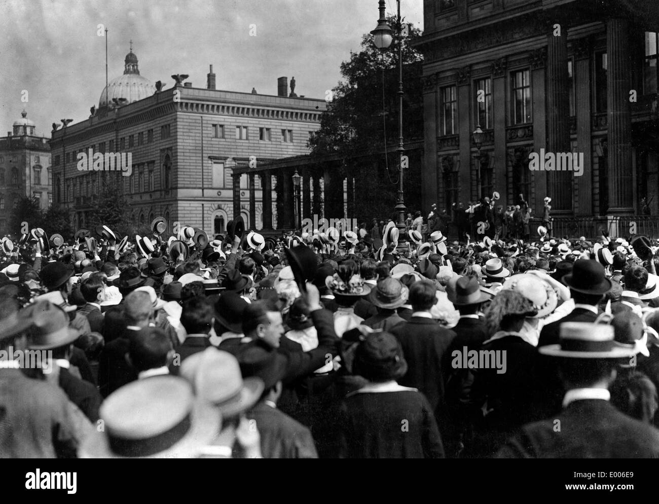 Jubelnde Berliner im Kronprinzen-Palais, 1914 Stockfoto