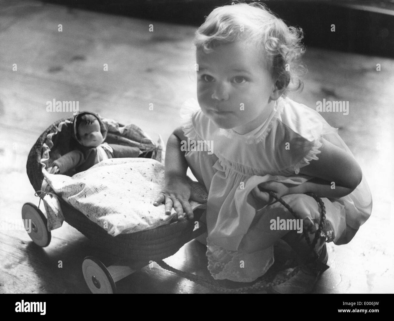 Ein Kleinkind mit Puppe Wagen, 50er Jahre Stockfoto