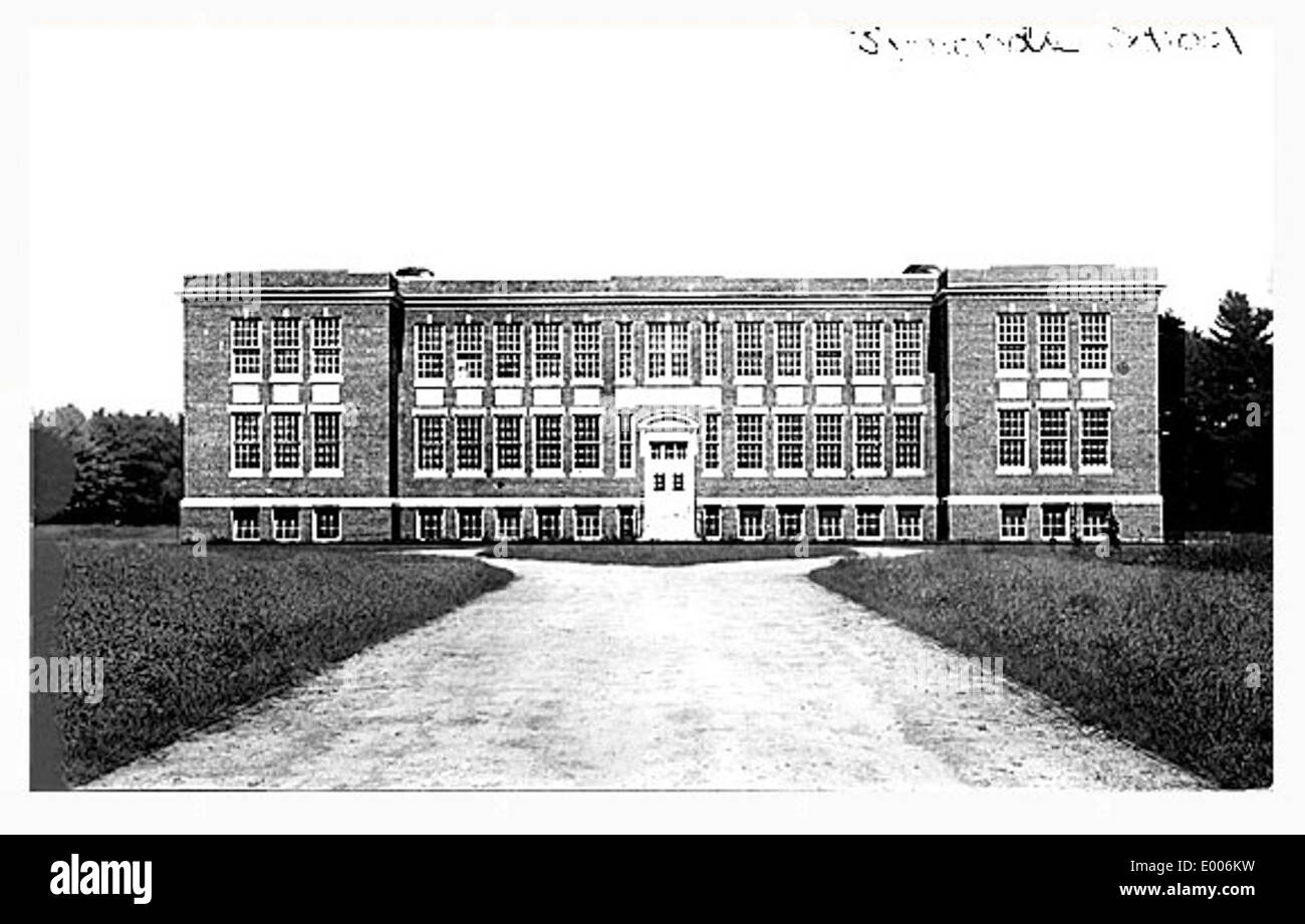 Ein Foto oder eine Illustration der Symonds School auf der Park Avenue in Keene, New Hampshire, die die Architektur und Umgebung des Gebäudes in der Gemeinde einfängt. Stockfoto