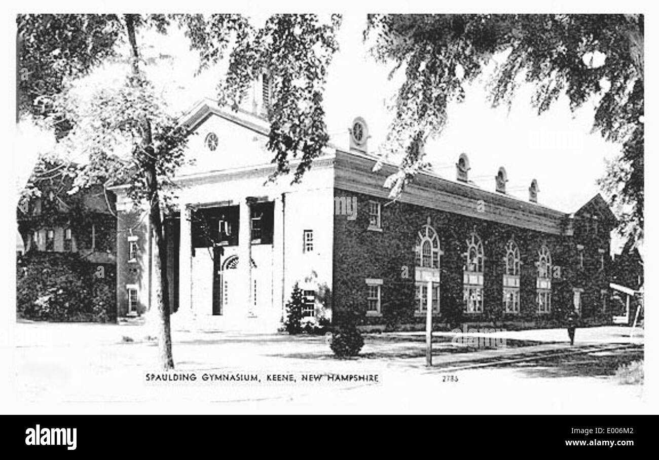 Das Spaulding Gymnasium am Keene State College in Keene, New Hampshire, dient als Drehscheibe für Leichtathletik- und Studentenveranstaltungen, was Teil der reichen Geschichte des Colleges als Keene Normal School ist. Stockfoto
