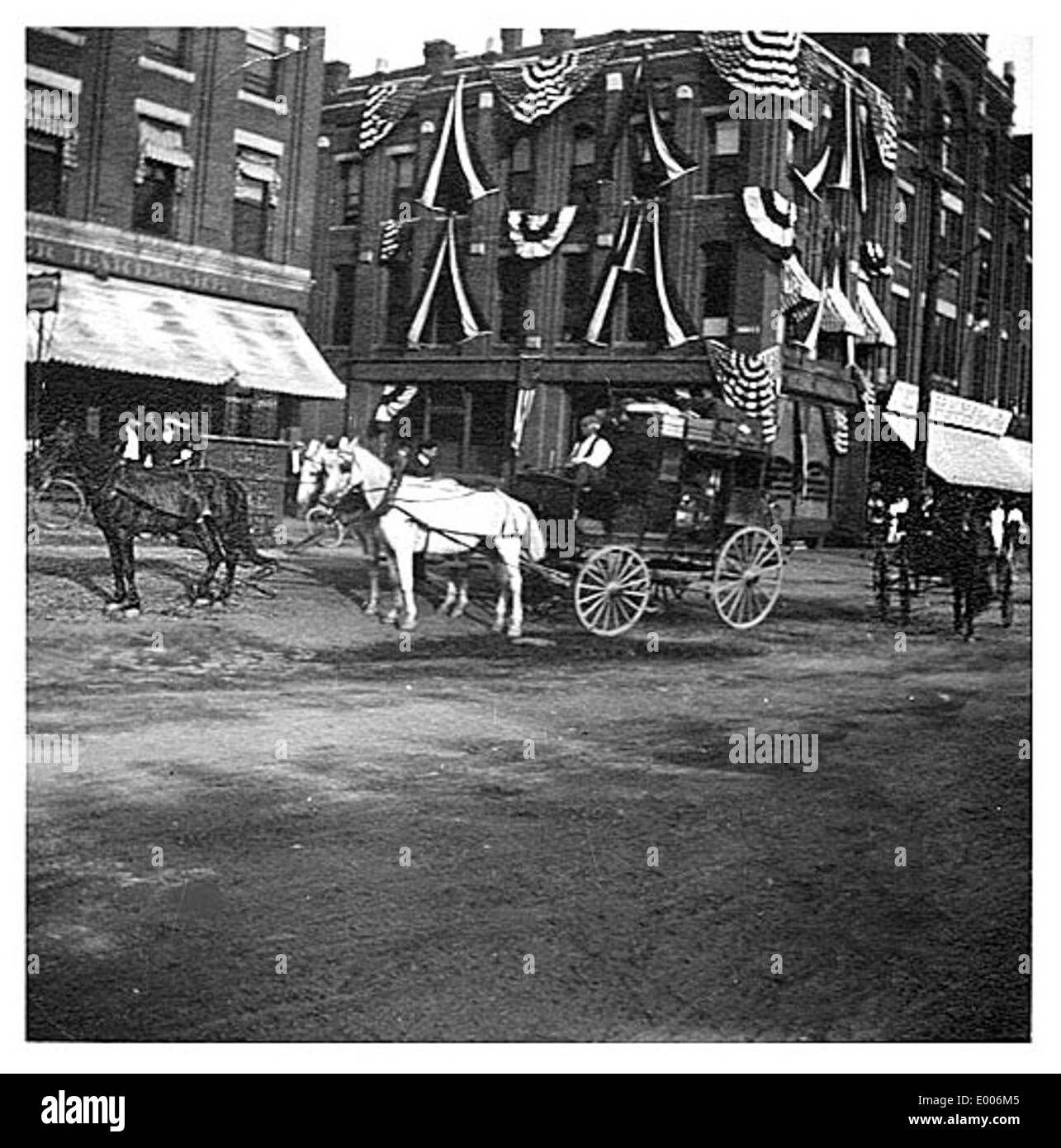 Dieses historische Bild zeigt eine von Pferden gezogene Postkutsche in Keene, New Hampshire, und zeigt die Transportmethoden des 19. Jahrhunderts. Stockfoto