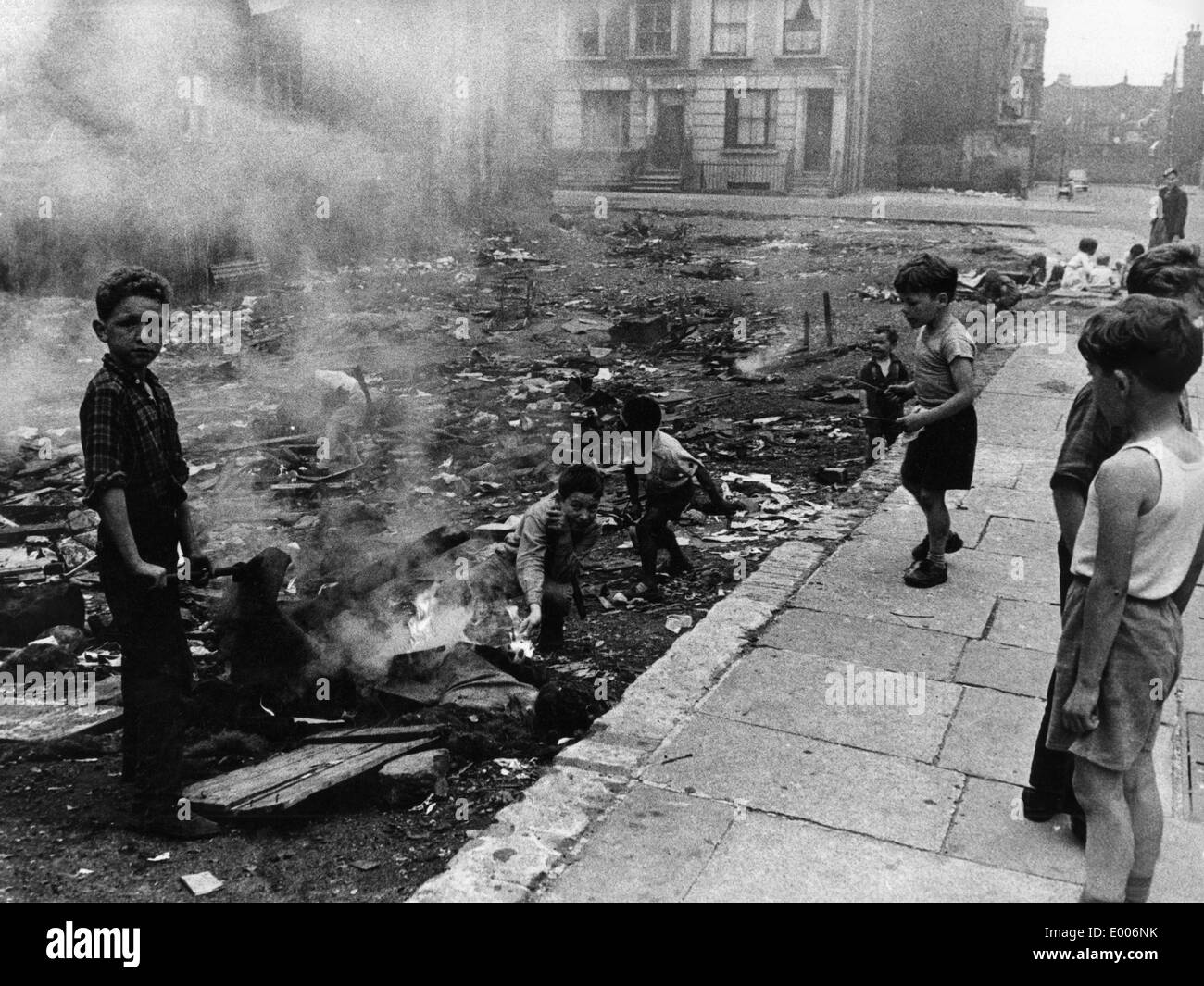 Kinder spielen in den Slums von London, 1958 Stockfoto