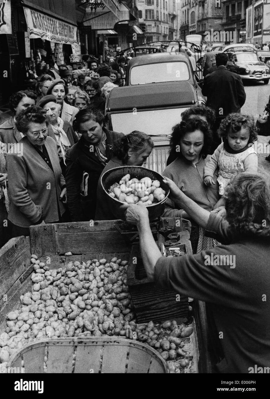 In die Warteschlange auf einem Marktstand in Paris, 1958 Stockfoto