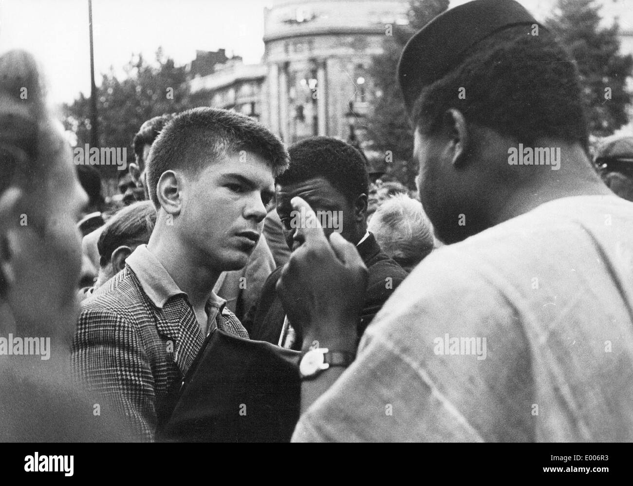 Eine farbige Person bespricht mit einem weißen jungen Mann, 1958 Stockfoto