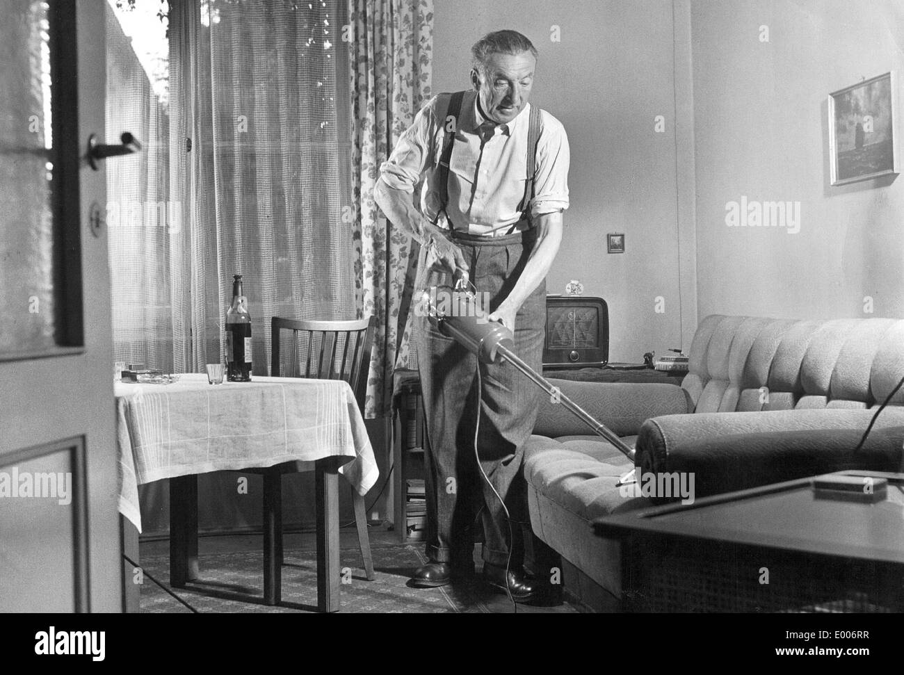 Ein Mann, Hausarbeit, 1954 Stockfoto