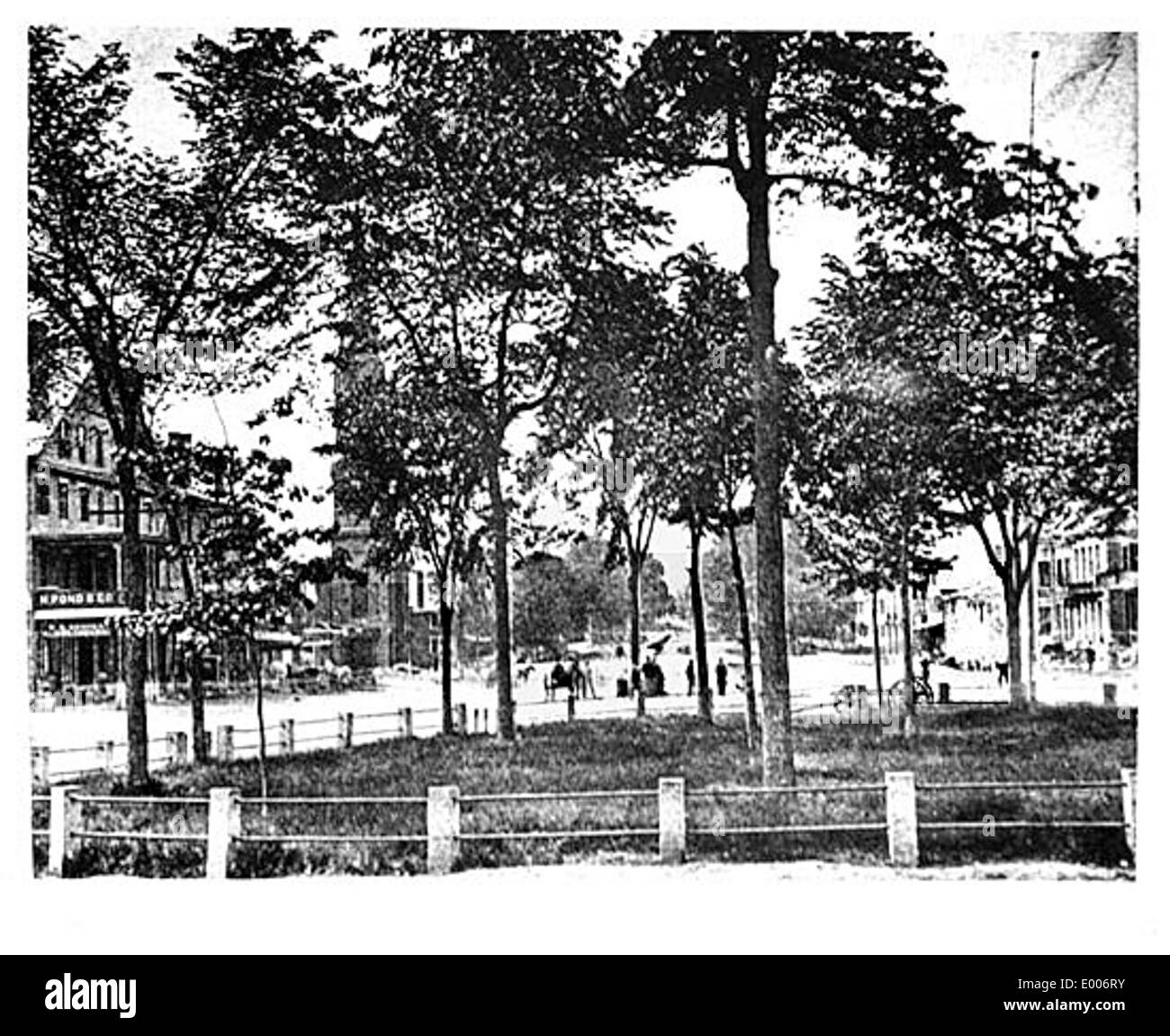 Central Square in Keene, NH, ist ein lebhaftes Geschäftsviertel, das von historischen Gebäuden umgeben ist. Es stellt das Herz der Stadt dar und bietet sowohl kommerzielle als auch soziale Funktionen für die lokale Gemeinde. Stockfoto