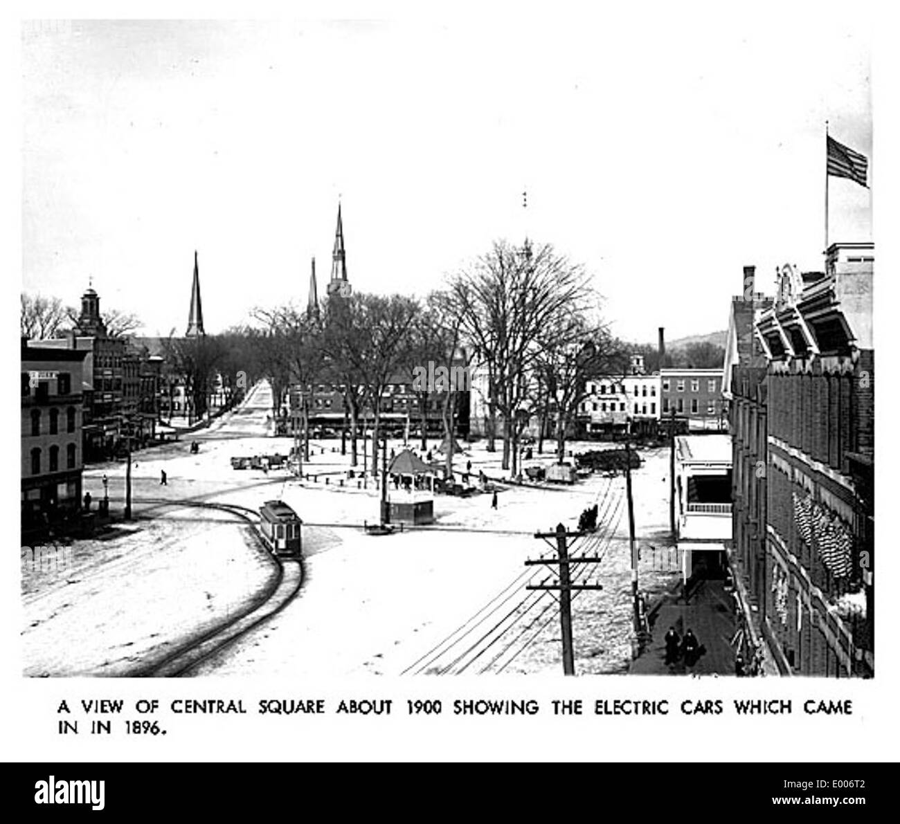Dieses Foto zeigt den Central Square, das Geschäftsviertel von Keene, New Hampshire. Der historische Platz beherbergt berühmte Gebäude und stellt das kommerzielle und kulturelle Zentrum der Stadt dar, mit elektrischen Eisenbahnwaggons im Hintergrund. Stockfoto