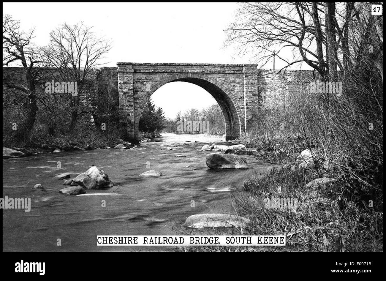 Die Cheshire Railroad Bridge in Keene, New Hampshire, ist eine historische Keystone Bogenbrücke, die den Ashuelot River überspannt. Erbaut im 19. Jahrhundert, ist es ein wichtiges Beispiel der amerikanischen Ingenieurgeschichte und Eisenbahngeschichte. Stockfoto