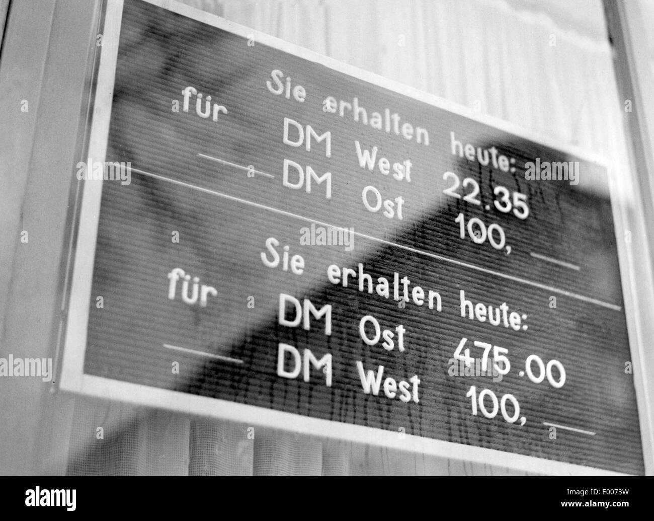 Melden Sie sich an eine Wechselstube in West-Berlin, 1955 Stockfoto