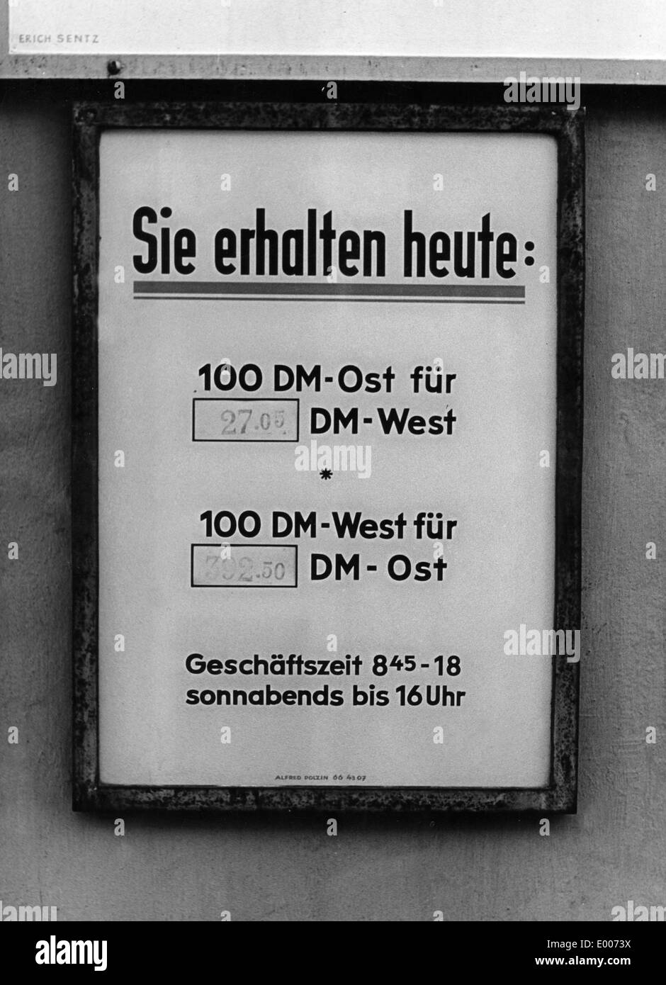 Zeichen vor der Wechselstube in West-Berlin Stockfoto