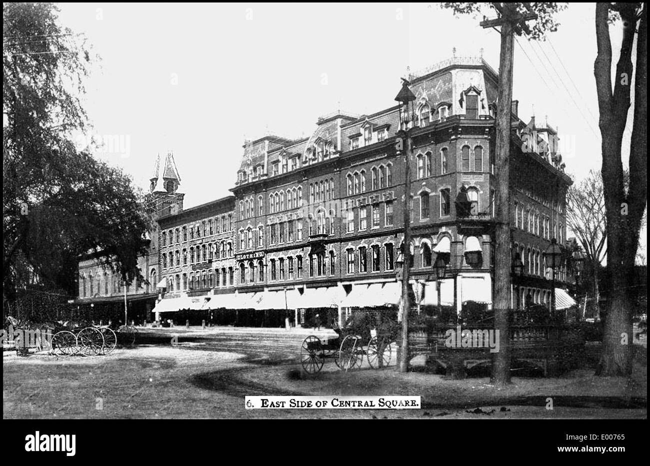 Dieses Foto zeigt die Ostseite des Central Square in Keene, New Hampshire, und hebt den architektonischen Stil der Gebäude im Geschäftsviertel hervor. Das Bild fängt die Lebendigkeit der Innenstadt mit ihren Geschäften, Rathäusern und historischem Charme ein. Stockfoto