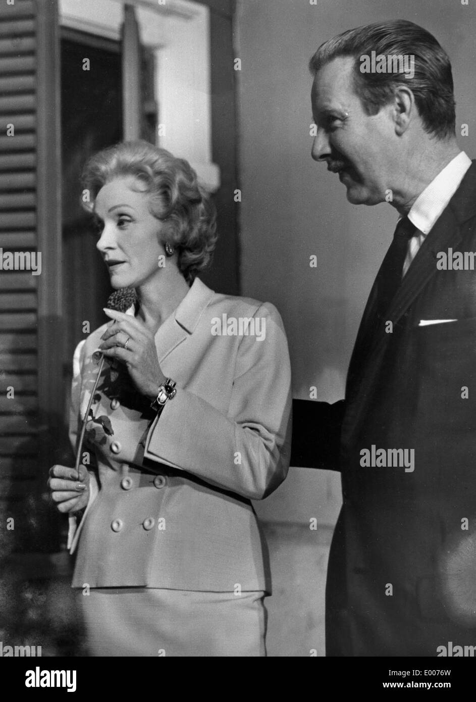 Marlene Dietrich und Arthur O' Connell, 1957 Stockfoto