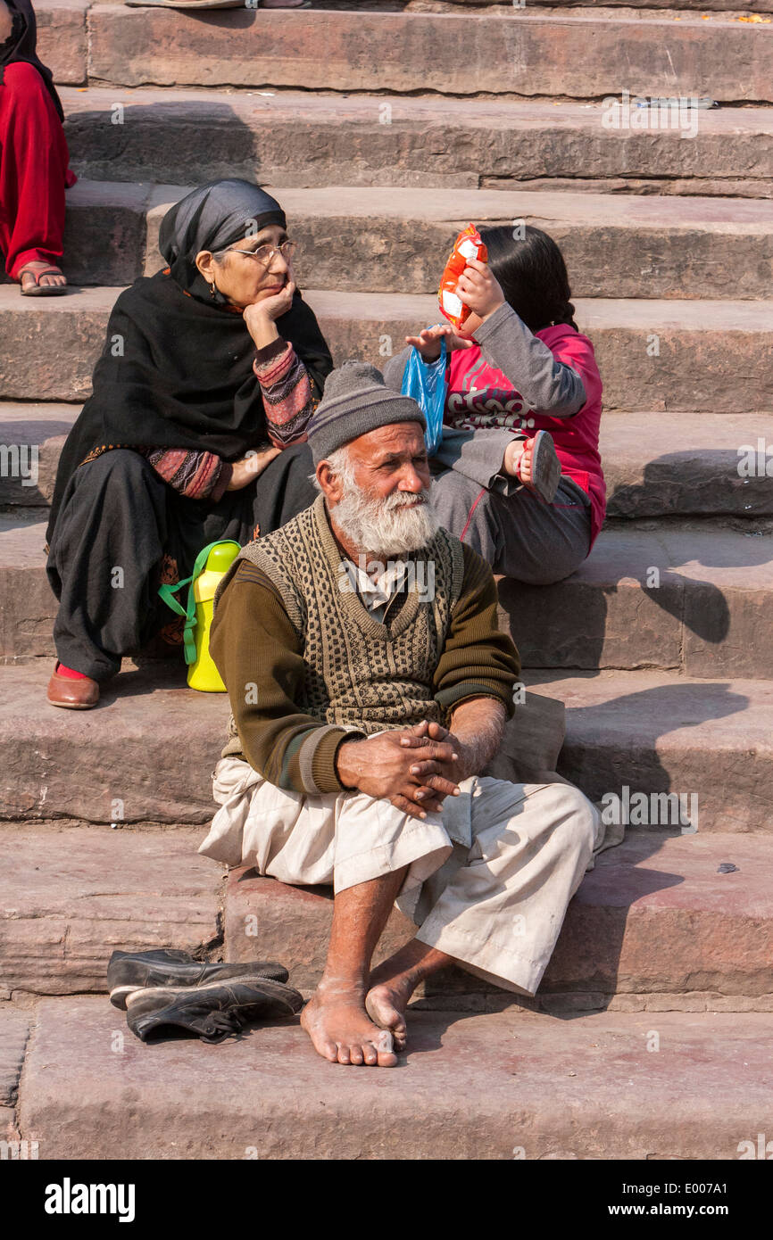 Neu-Delhi, Indien. Muslimische Familie sitzen auf Stufen der Jama Masjid (Freitagsmoschee), Gebetszeit warten. Stockfoto