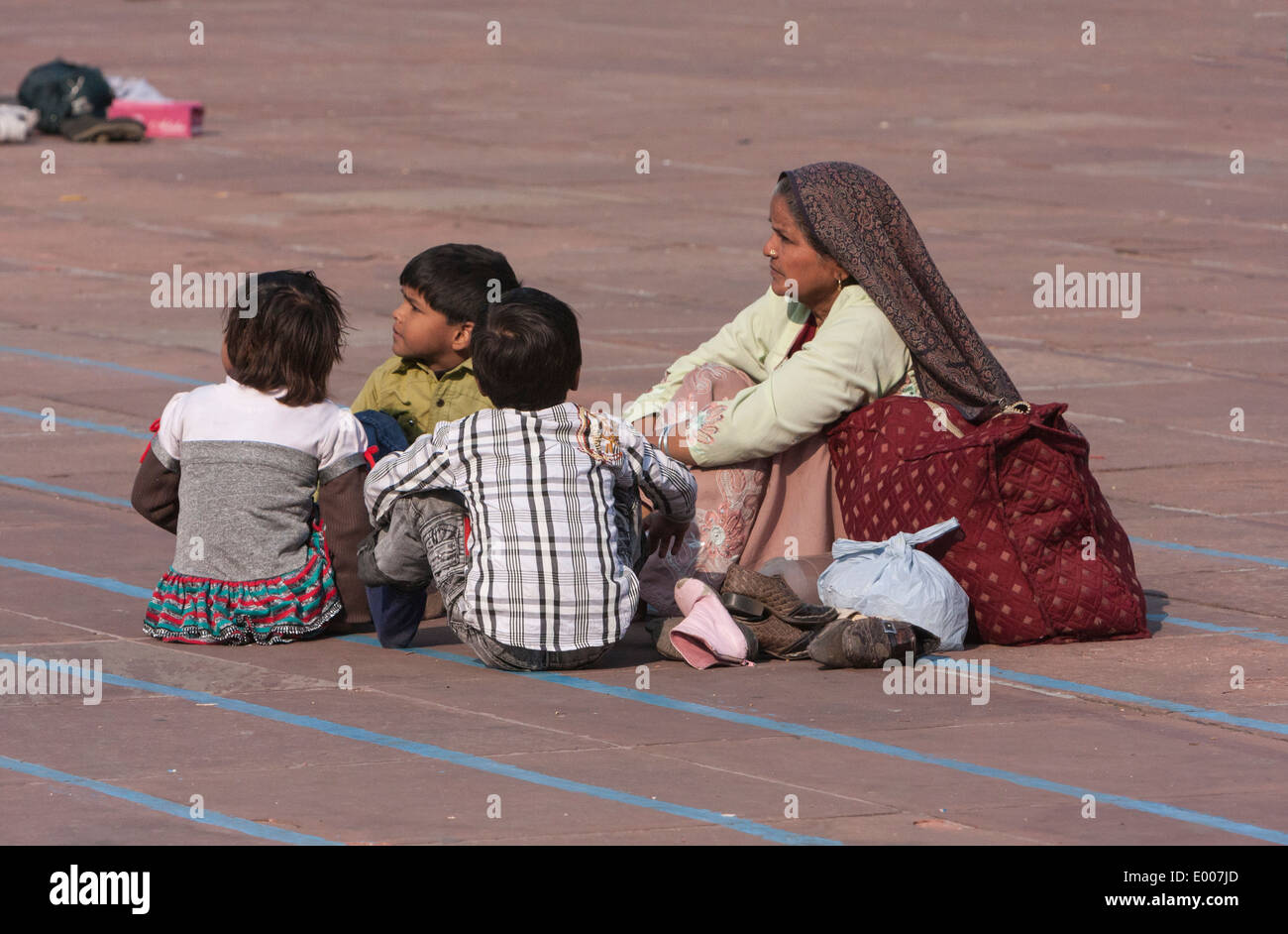 Neu-Delhi, Indien. Muslim Mutter und Kinder auf dem Hof der Jama Masjid (Freitagsmoschee), Gebetszeit warten. Stockfoto