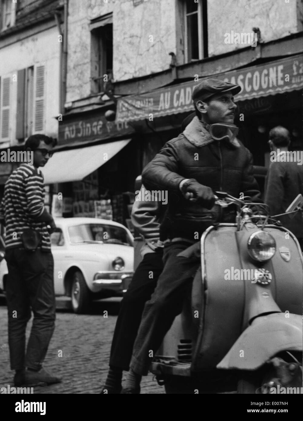 Männer auf einer Vespa in Paris, 1960 Stockfoto