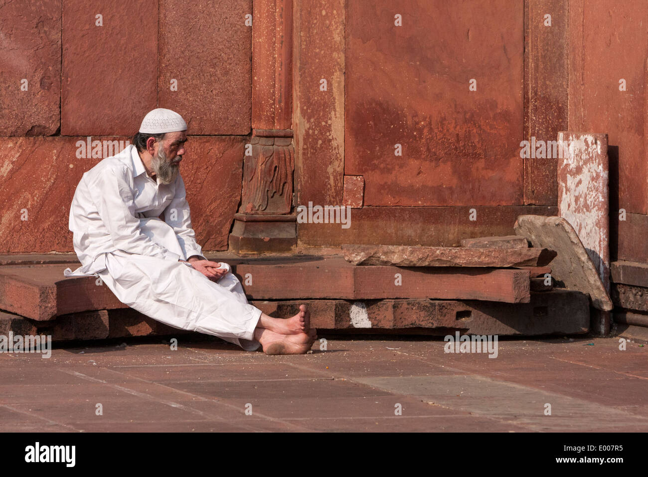 Neu-Delhi, Indien. Muslimischen Mann Gebetszeit in der Jama Masjid (Freitagsmoschee) warten. Stockfoto