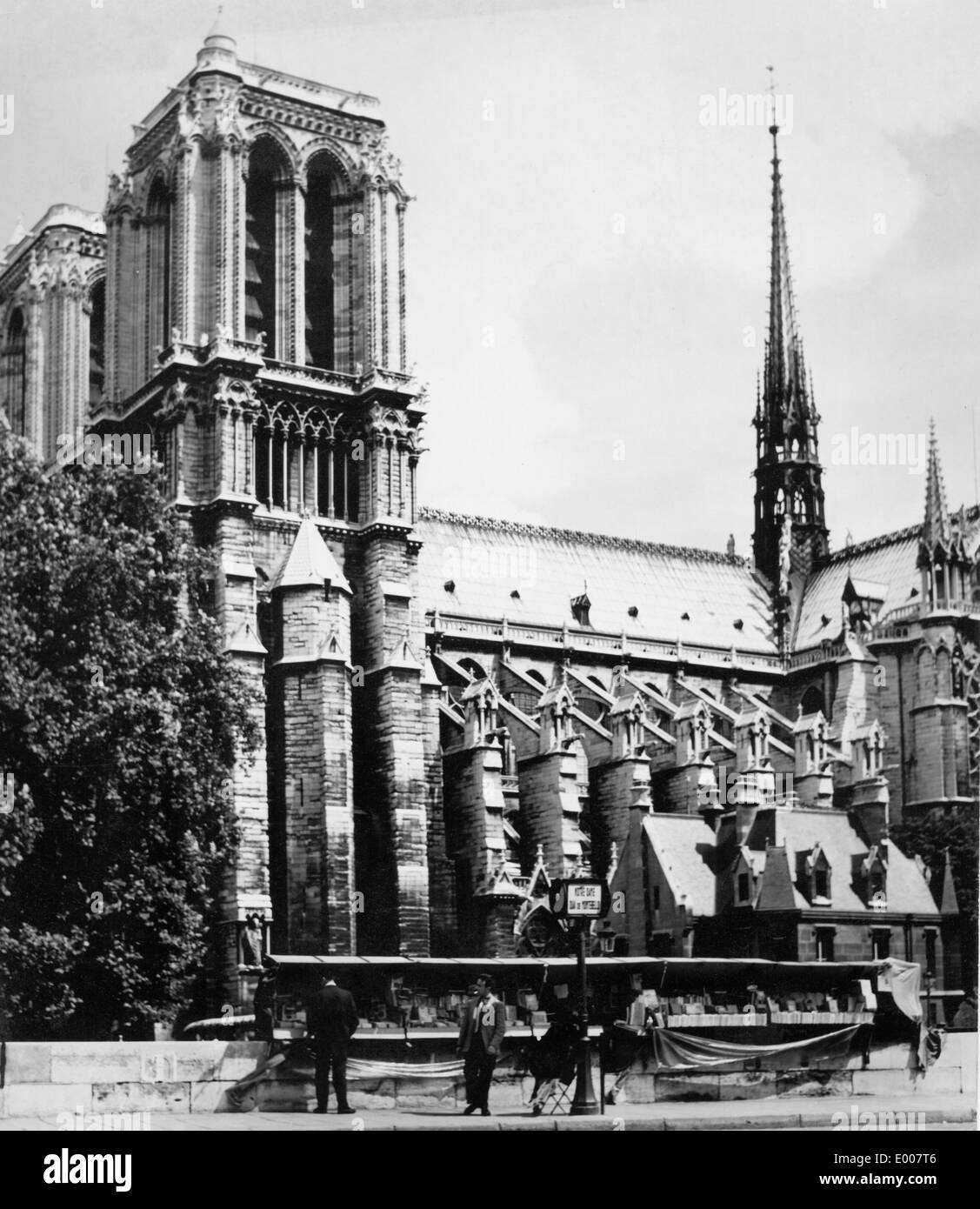 Seitliche Sicht auf die Kathedrale Notre Dame in Paris, 1960 Stockfoto