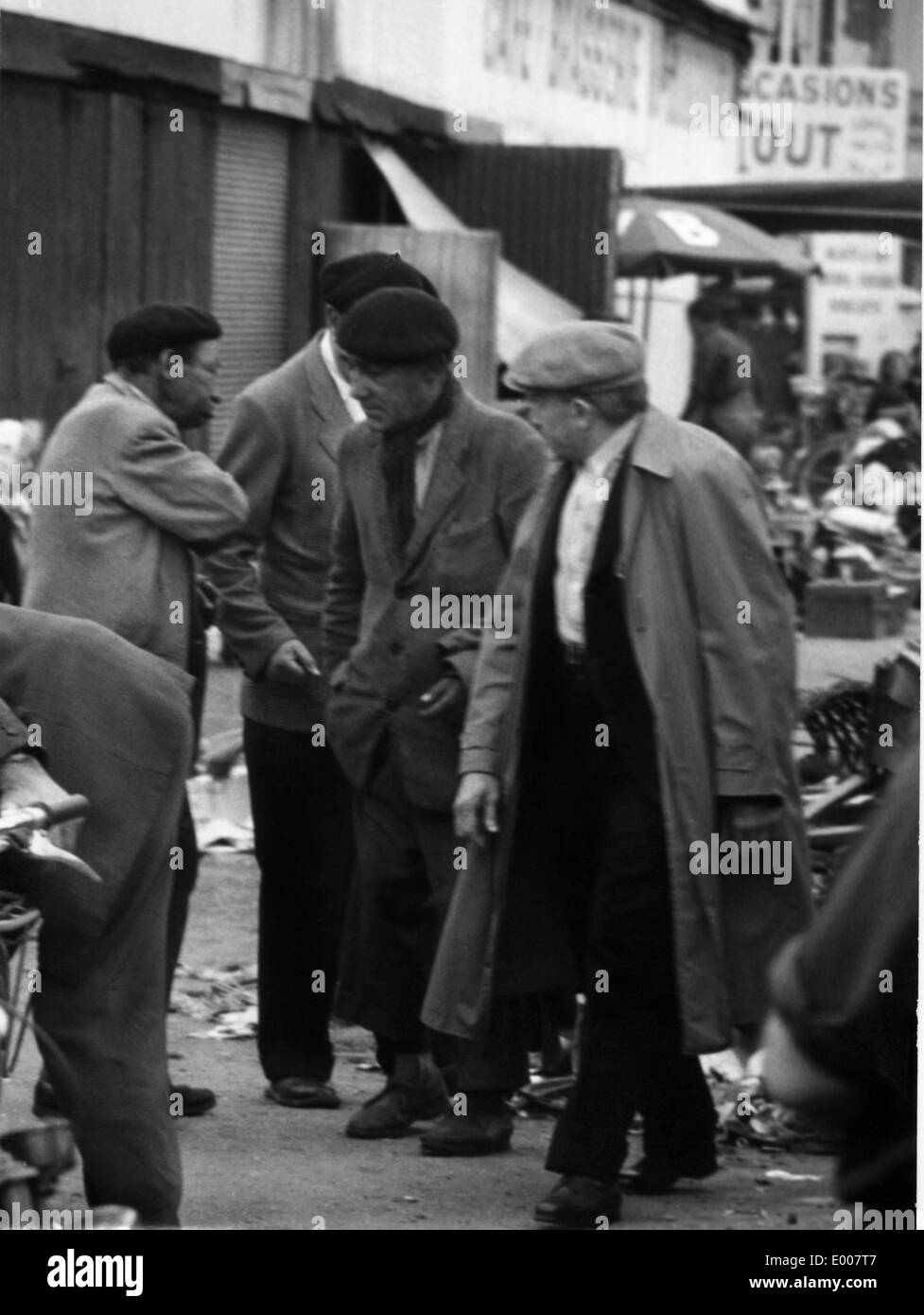 Spaziergang durch Paris Flohmarkt, 1959 Stockfoto