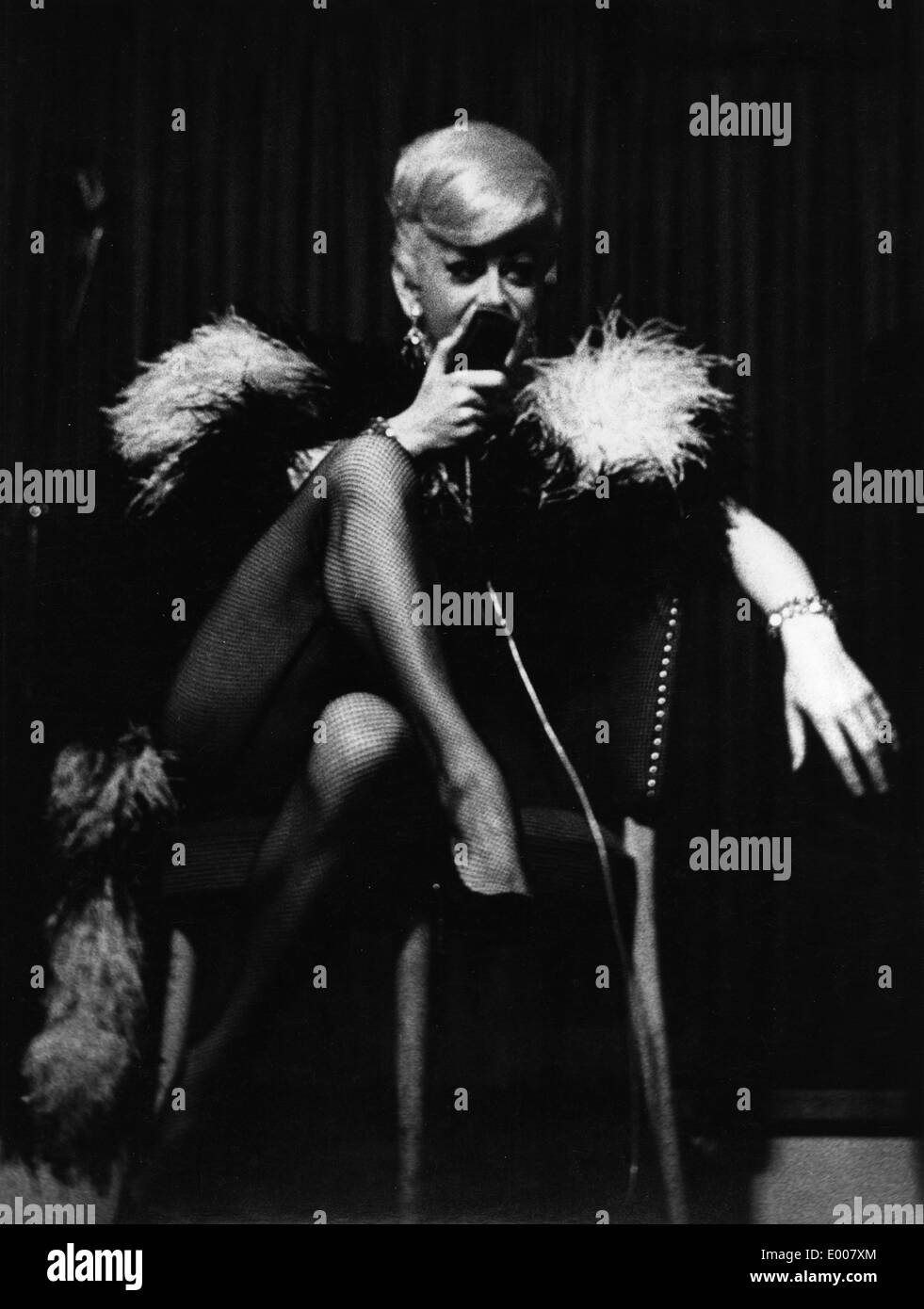 Eine Sängerin in einem Nachtclub in Augsburg Stockfoto