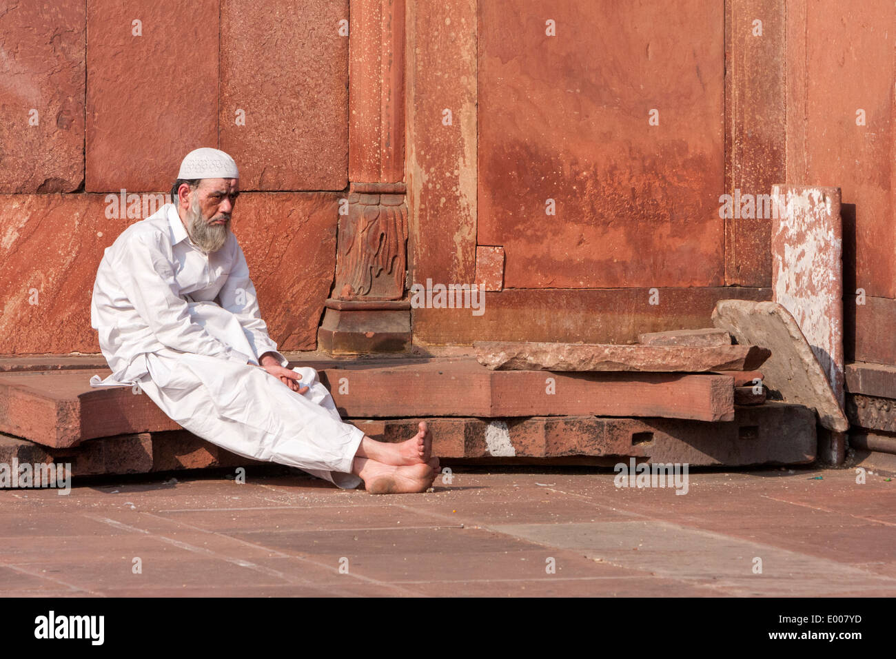 Neu-Delhi, Indien. Muslimischen Mann Gebetszeit in der Jama Masjid (Freitagsmoschee) warten. Stockfoto