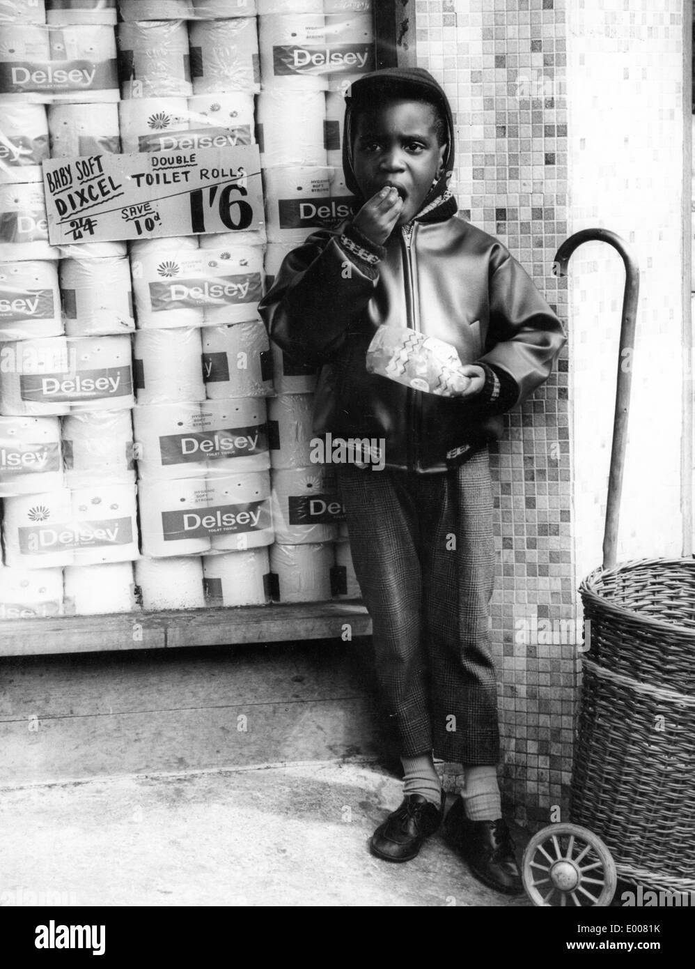 Ein kleiner Junge in London, 1967 Stockfoto