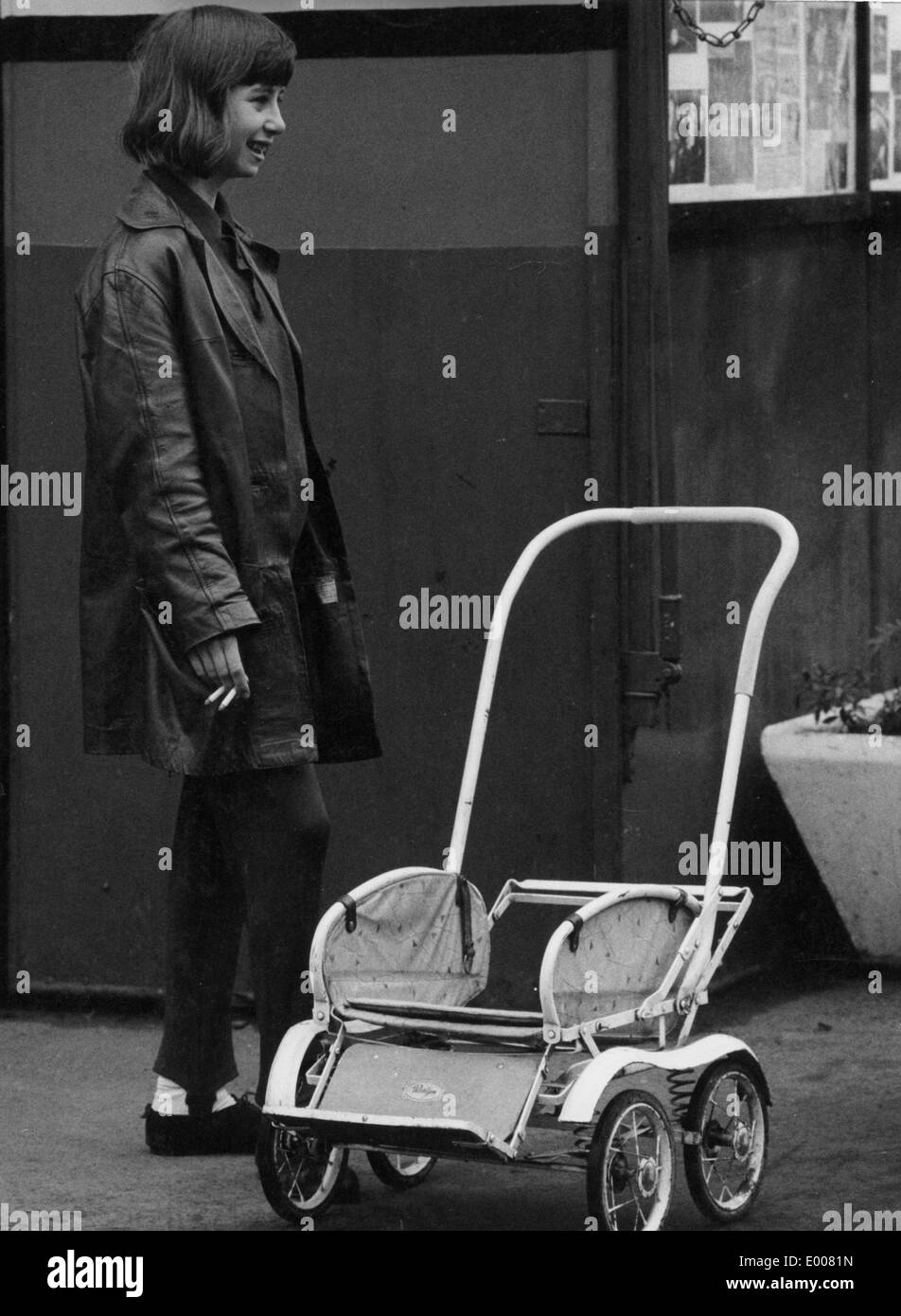 Eine junge Frau im Battersea Park in London 1967 Stockfoto