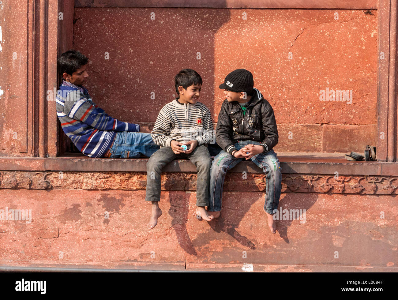 Neu-Delhi, Indien. Die Jungs sitzen in der Jama Masjid (Freitagsmoschee). Stockfoto