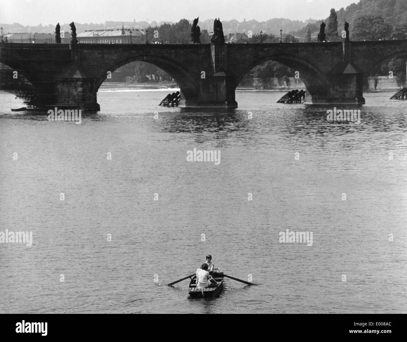 Ein Ruderboot vor der Karlsbrücke, 1968 Stockfoto