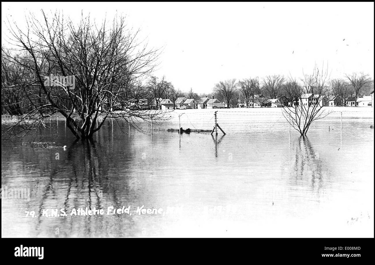 Die Überschwemmung von 1936 in Keene, New Hampshire, wird mit Überschwemmungen dargestellt, die das Sportfeld der Keene Normal School, später bekannt als Keene State College, überschwemmen. Das Hochwasser verursachte erhebliche Schäden in der Region. Stockfoto