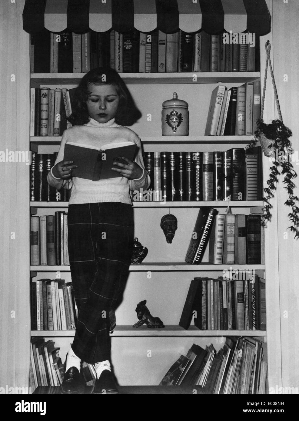 Mädchen, die ein Buch lesen, 50er Jahre Stockfoto