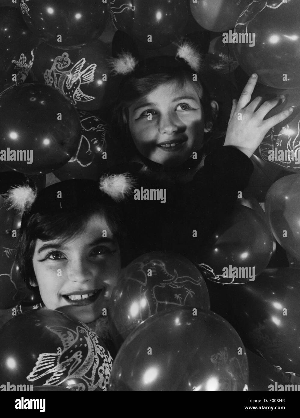 Zwei Mädchen umgeben von Luftballons, 50er Jahre Stockfoto
