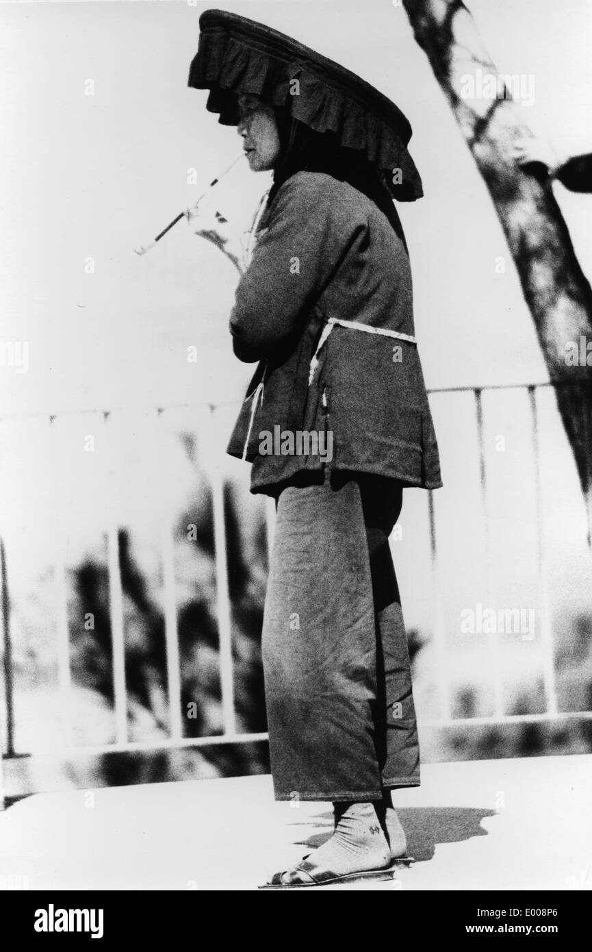 Eine Chinesin mit Sonne Schutzkleidung Stockfoto