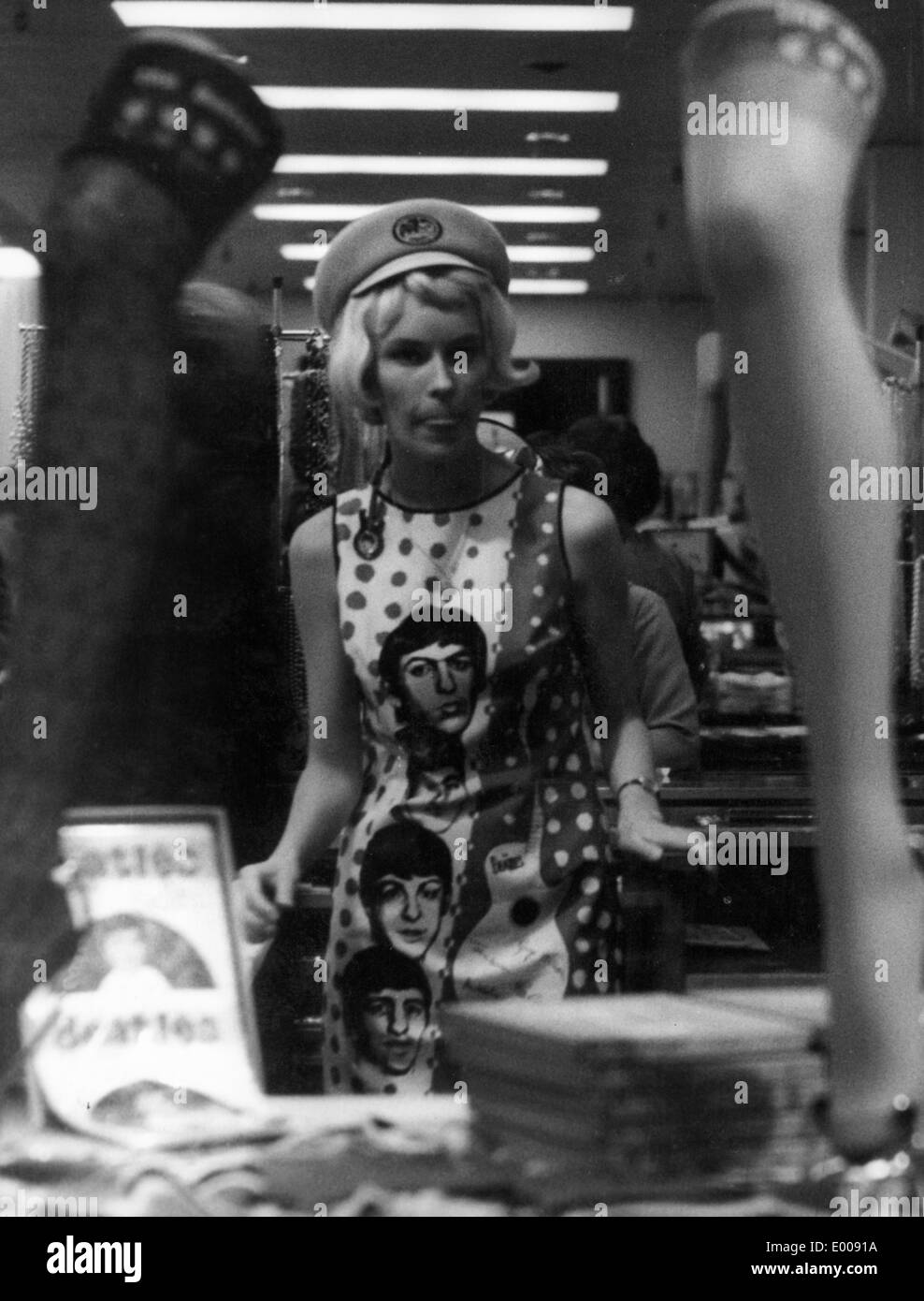 Eine junge Frau mit "Beatles-Kleid' in Kopenhagen, 1964 Stockfoto
