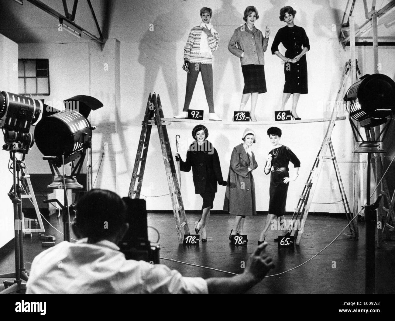 Modefotografie für den Katalog von Neckermann, 1960 Stockfoto